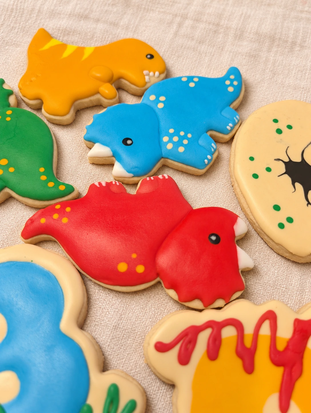 Colorful dinosaur cookie set